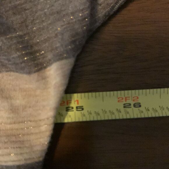 Enter pin is 24 1/2 length and the phone is 24 1/2 in the back it’s 28 1/2. 9/1 - Picture 7 of 8